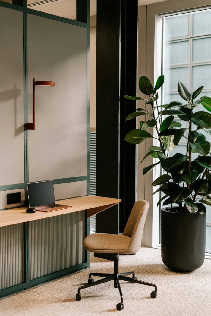 Clean office and laptop - Image by Toa Heftiba
